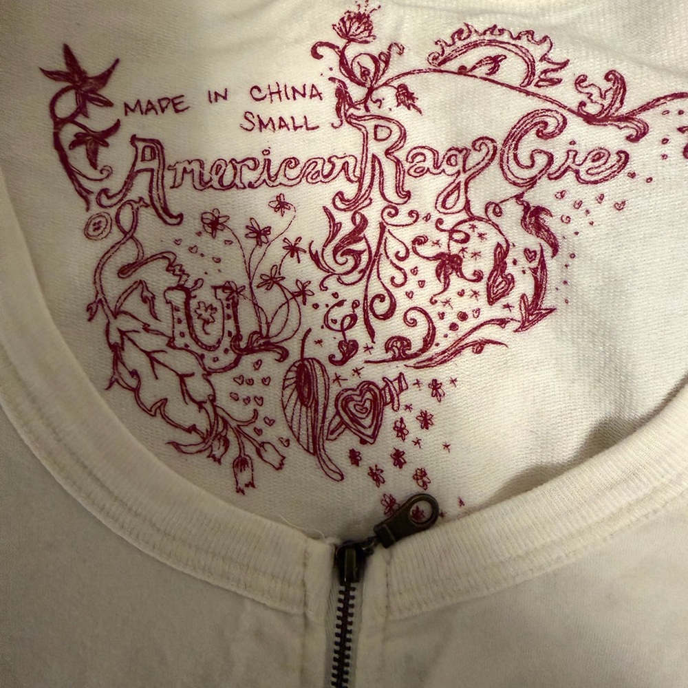 Vintage Y2K American Rag White Sweatshirt with Red Design